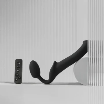 Vibrating Bendable Strapless Strap-On Dildo